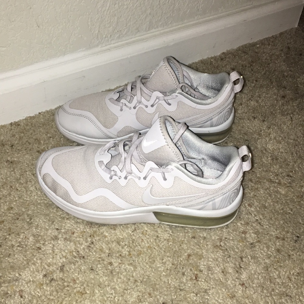 Super cute Nike shoes for sell